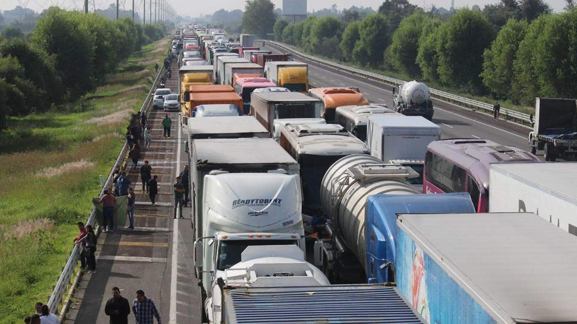 El cierre de la circulación de la autopista México-Puebla que lleva más de 24 horas, está generando graves afectaciones a la movilidad de los ciudadanos y a la economía